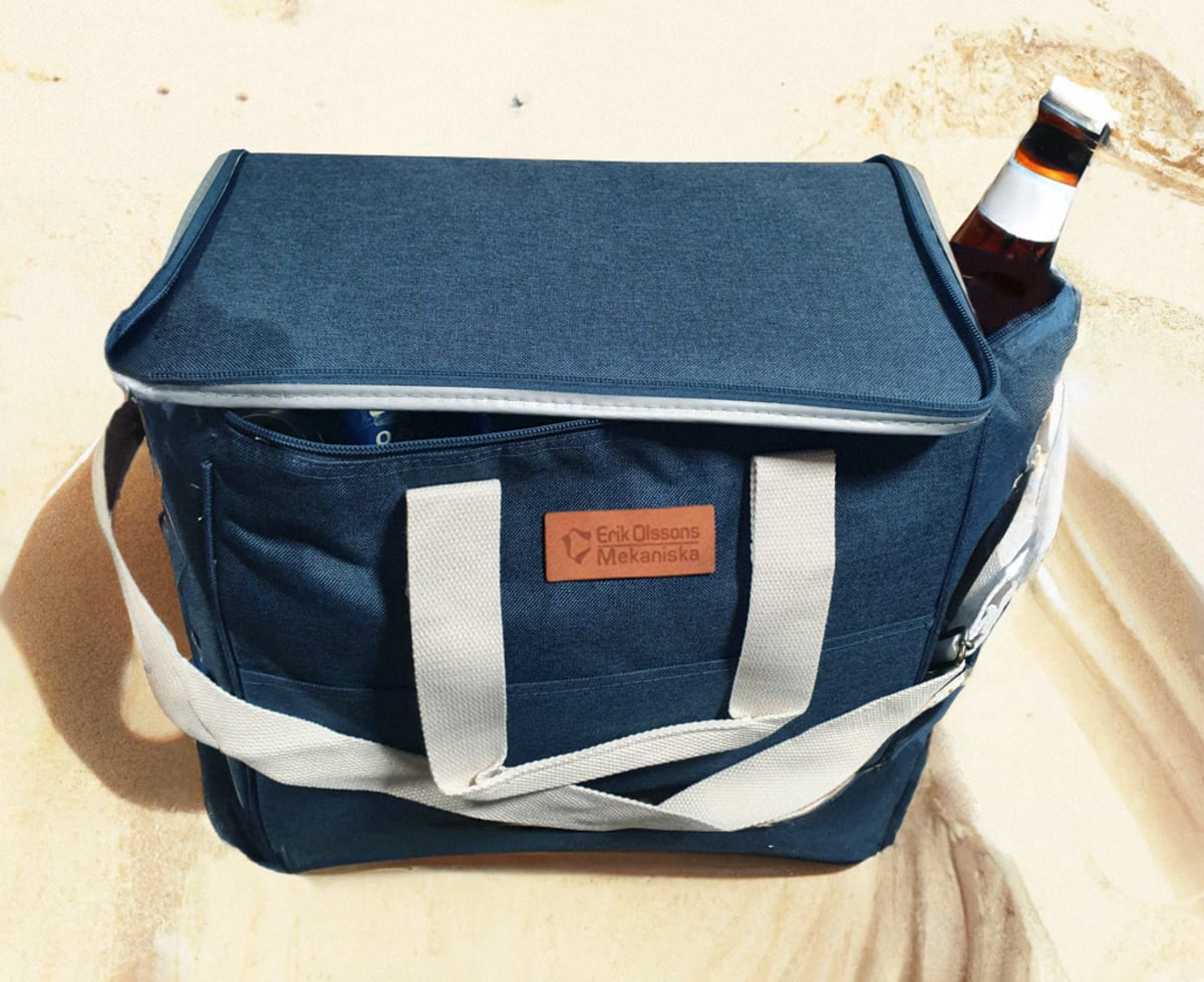 Sommargåva. Kylväska med tryck av logotyp.